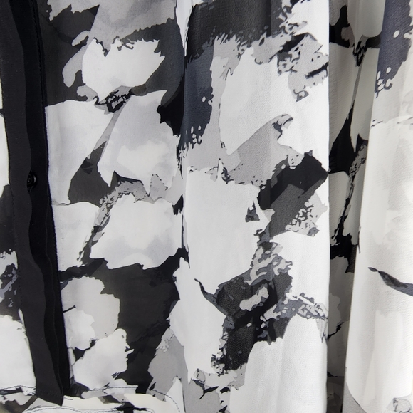 Very J Women's Black White Longsleeve Watercolor Pattern Chiffon Blouse Medium - Picture 3 of 8